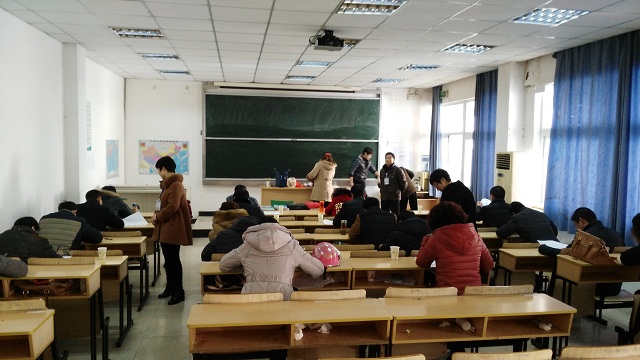 系领导巡视校外考场并与合作企业进行座谈