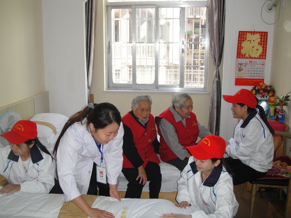 我系开展“敬老月”系列志愿服务活动 我系开展“敬老月”系列志愿服务活动