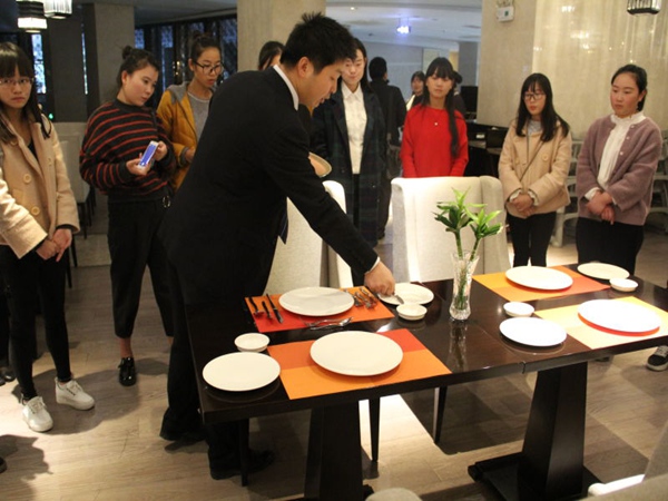 我系开展2016级酒店管理专业认知实习 我系开展2016级酒店管理专业认知实习