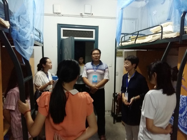 我系领导老师走访新生寝室 我系领导老师走访新生寝室