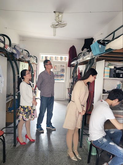 我系深入学生寝室开展安全隐患大排查