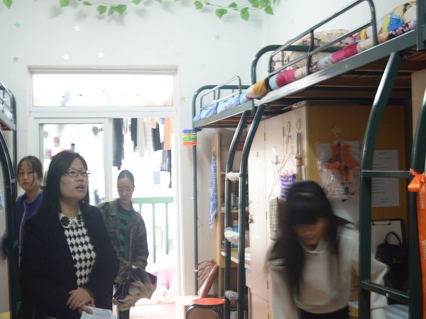 我系开展“文明行为伴我行”系列活动 我系开展“文明行为伴我行”系列活动