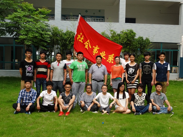 我系组织入党积极分子开展义务劳动