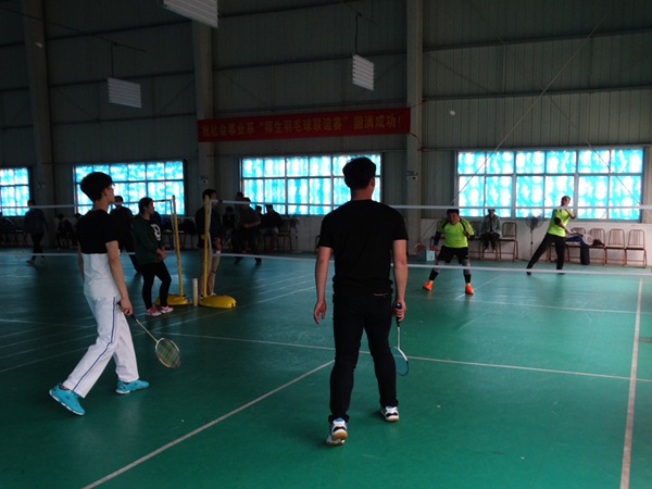 白羽飞舞传友谊  师生携手赢健康 ----我系举办师生羽毛球友谊赛