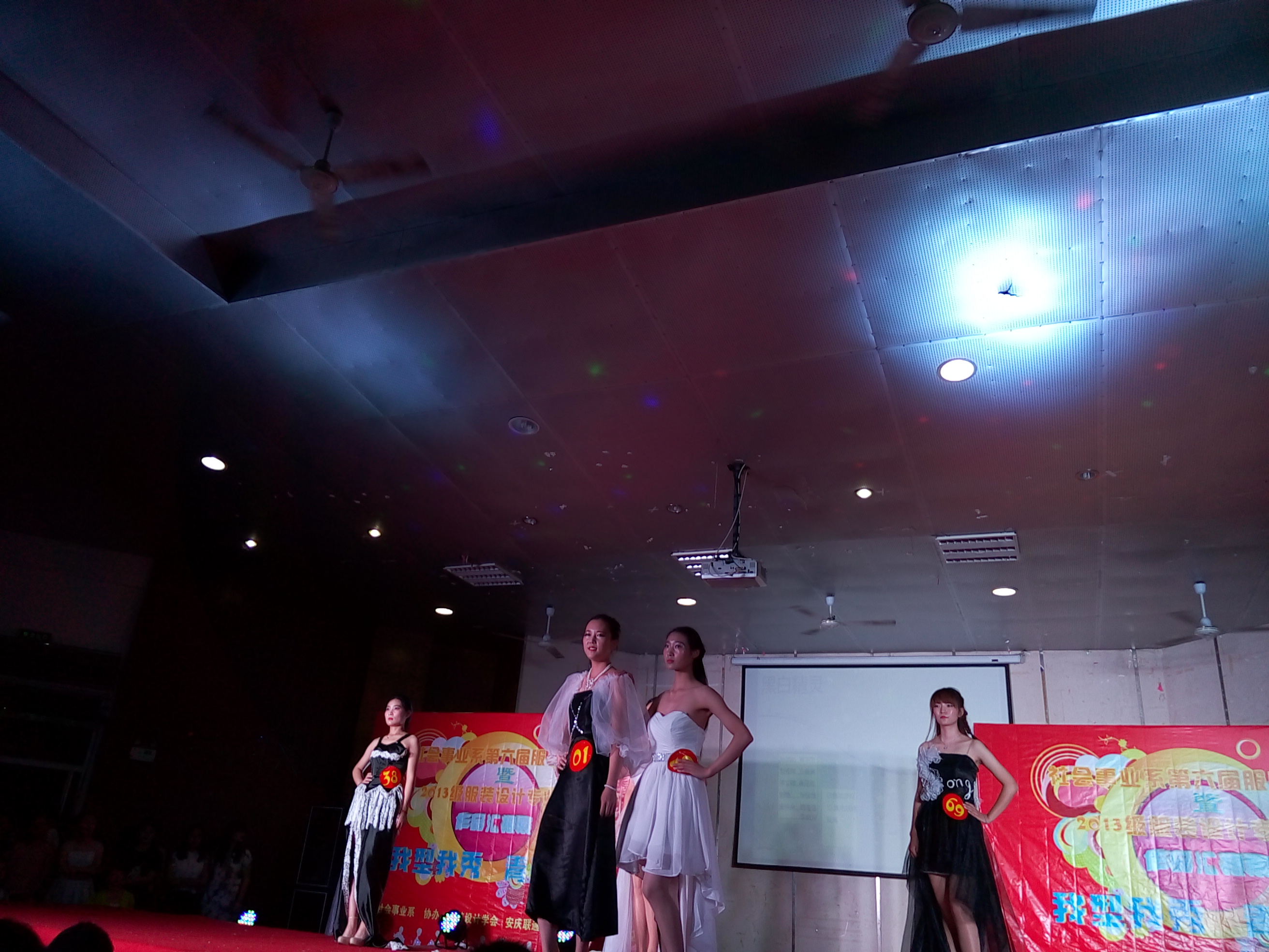 我系举办服装作品展演会