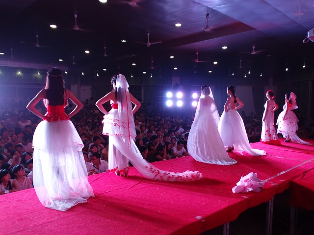 我系举办服装作品展演会