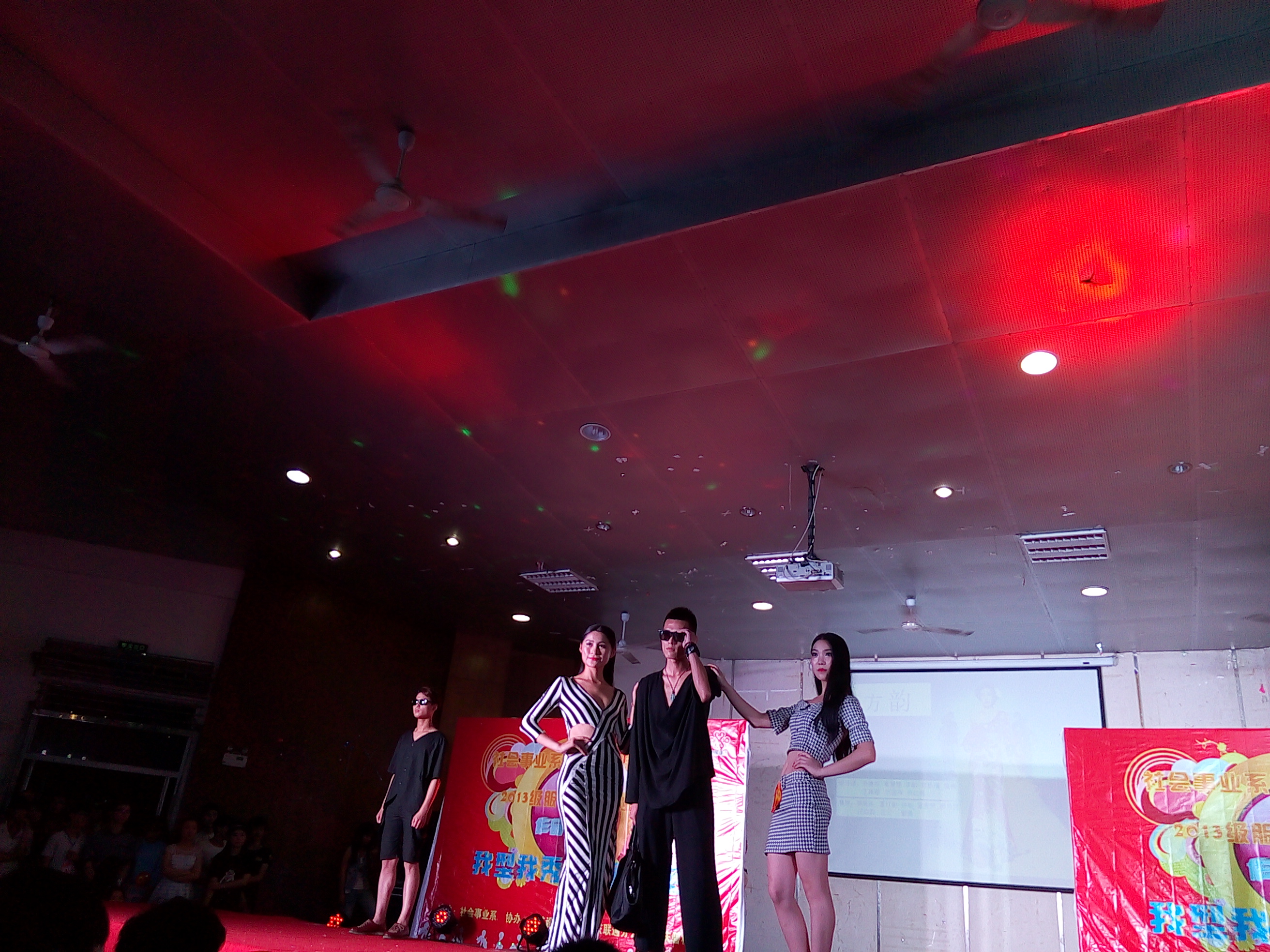 我系举办服装作品展演会