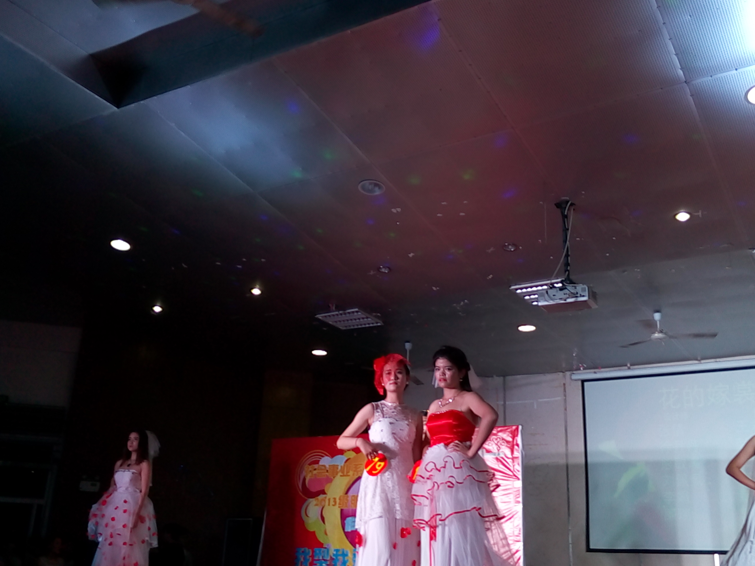 我系举办服装作品展演会