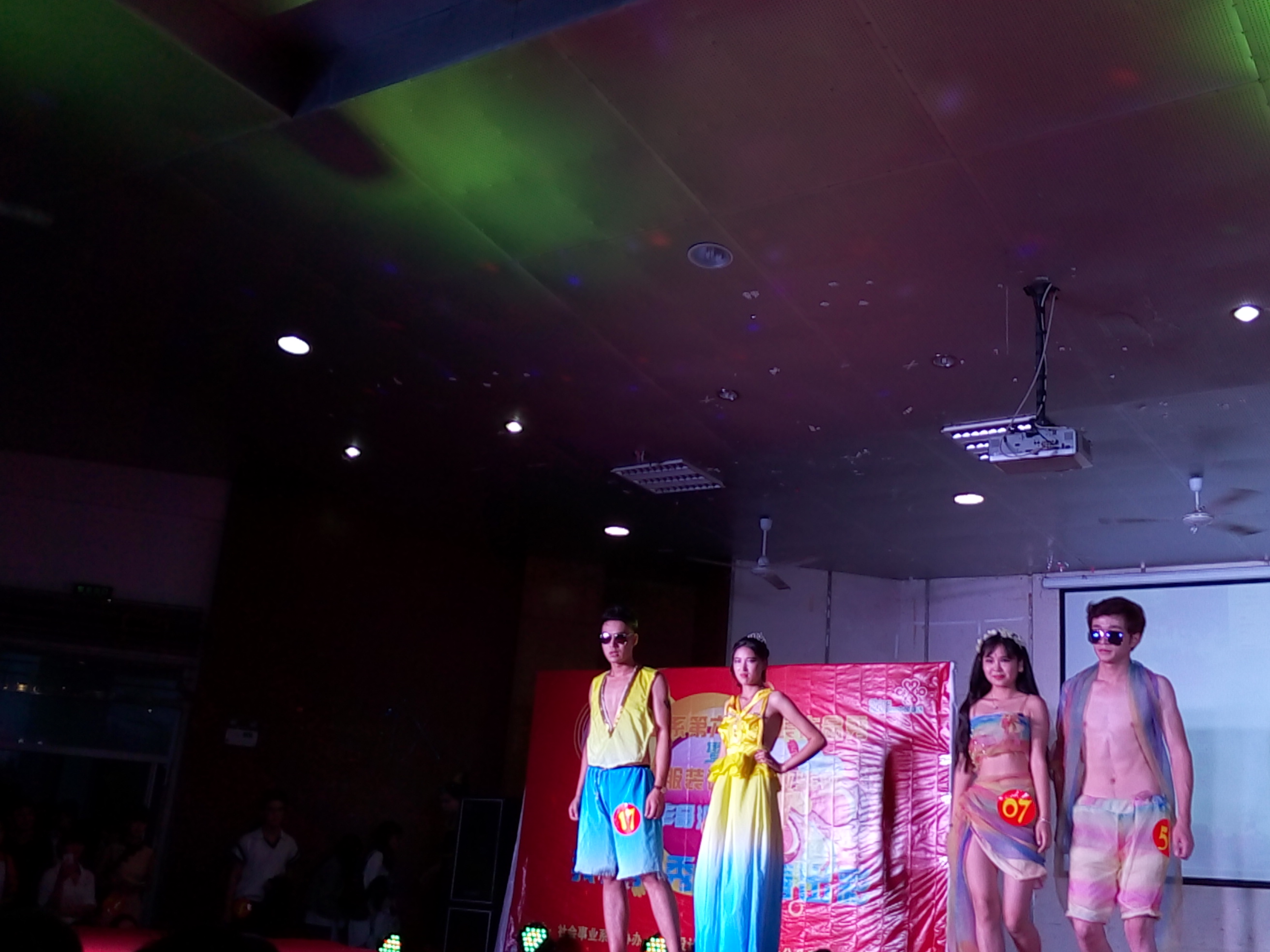 我系举办服装作品展演会