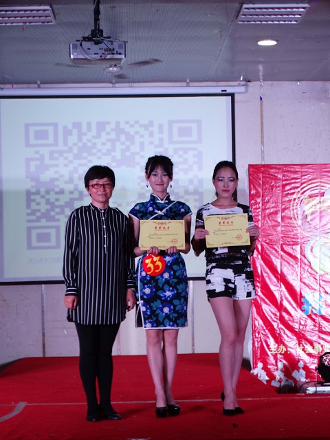 我系举办服装作品展演会