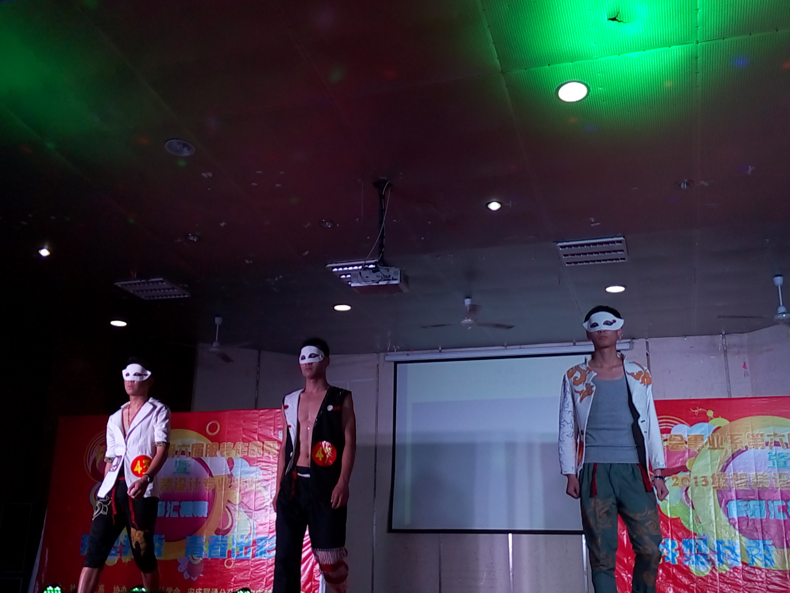 我系举办服装作品展演会