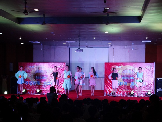 我系举办服装作品展演会