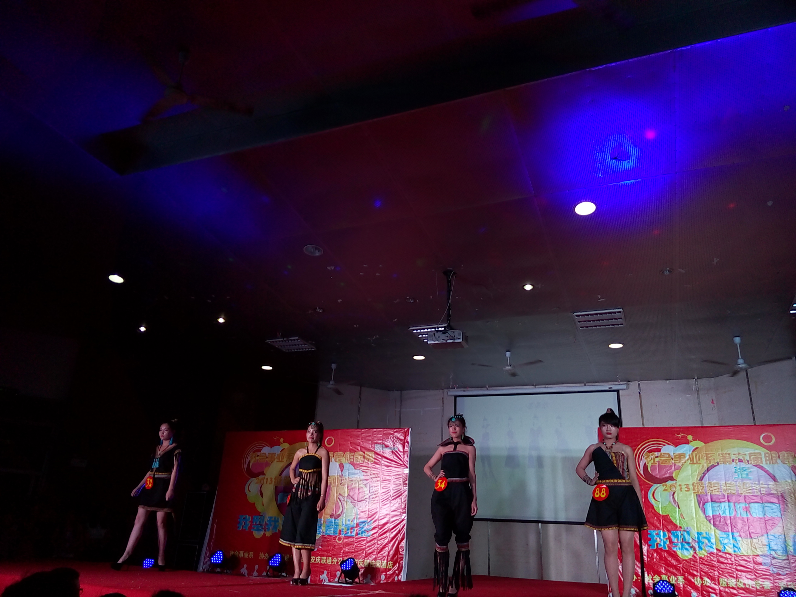 我系举办服装作品展演会