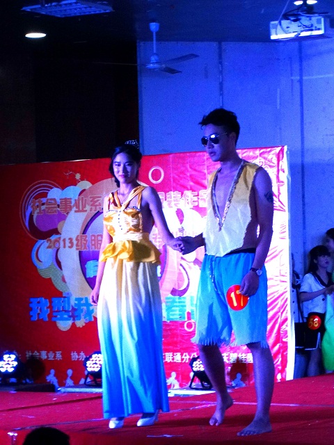 我系举办服装作品展演会