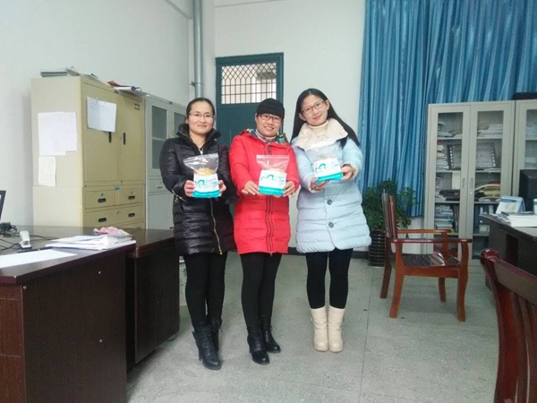 我系青协开展“为爱接力，星不孤独”爱心义卖活动