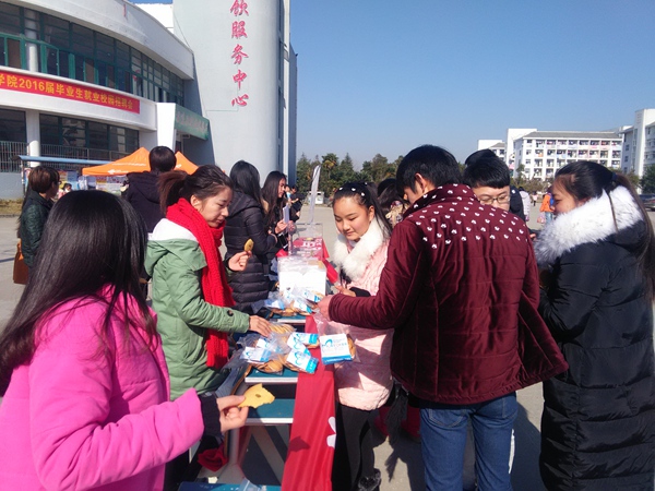 我系青协开展“为爱接力，星不孤独”爱心义卖活动