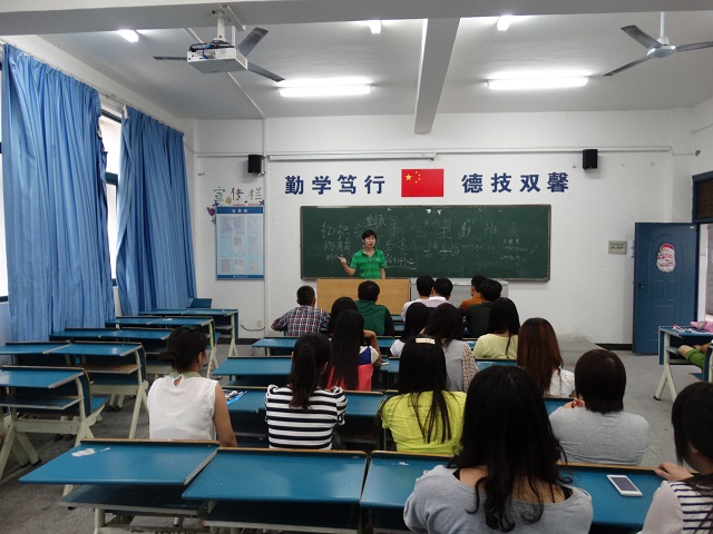 我系新生班级召开入学主题班会