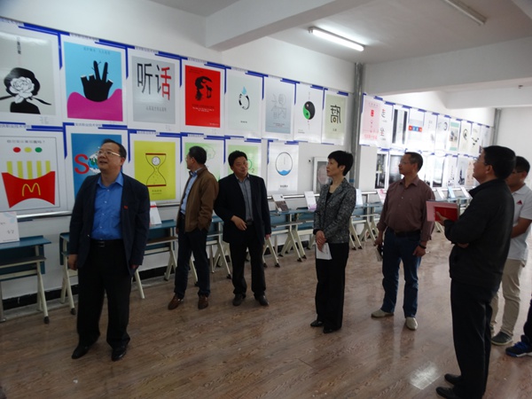院领导参观我系廉政文化作品展