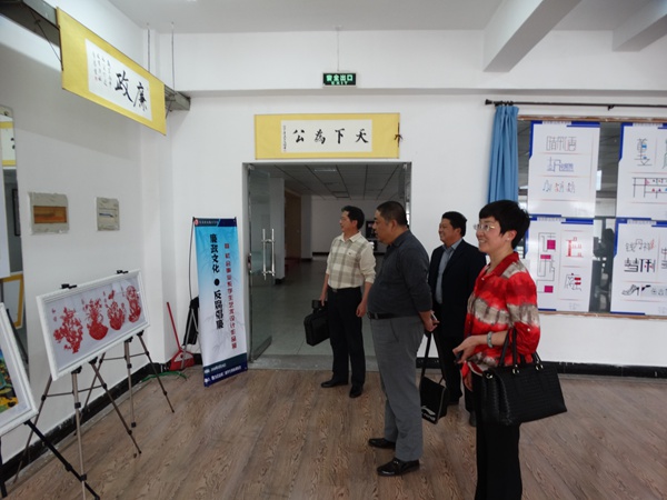 院领导参观我系廉政文化作品展