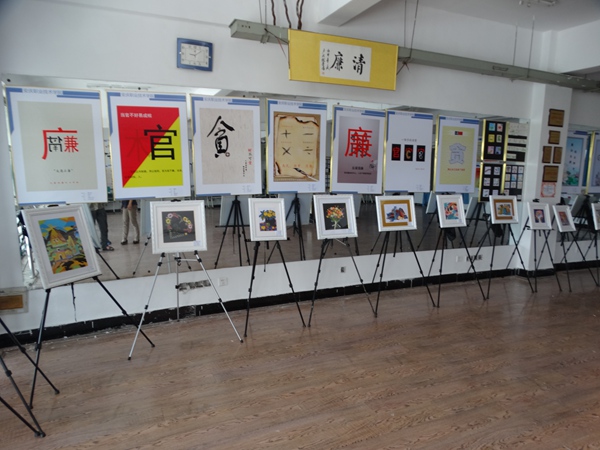 院领导参观我系廉政文化作品展