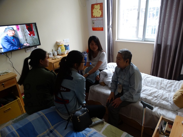 我系赴“怡人堂”养老中心开展志愿服务活动