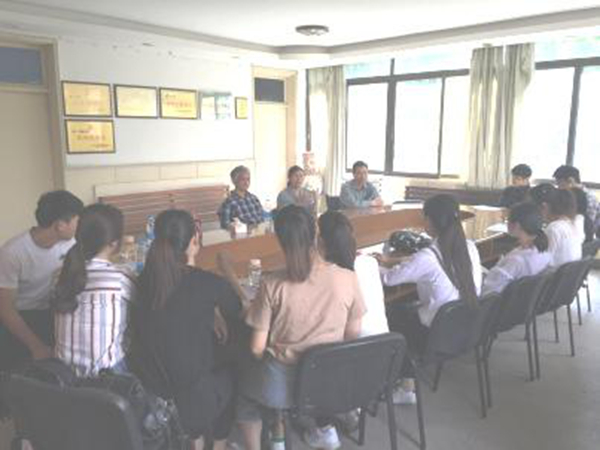 我系组织学生赴华鹏纺织有限公司见习 我系组织学生赴华鹏纺织有限公司见习