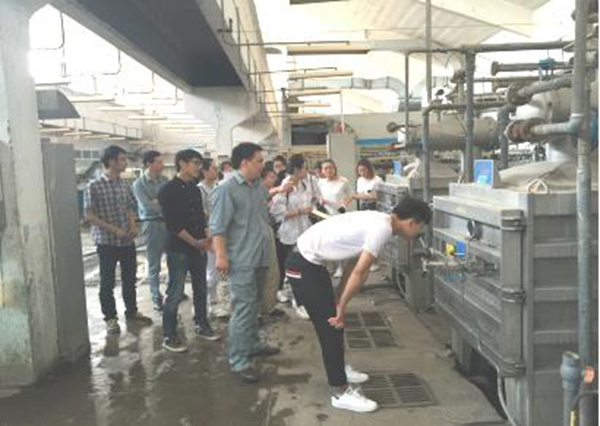 我系组织学生赴华鹏纺织有限公司见习 我系组织学生赴华鹏纺织有限公司见习