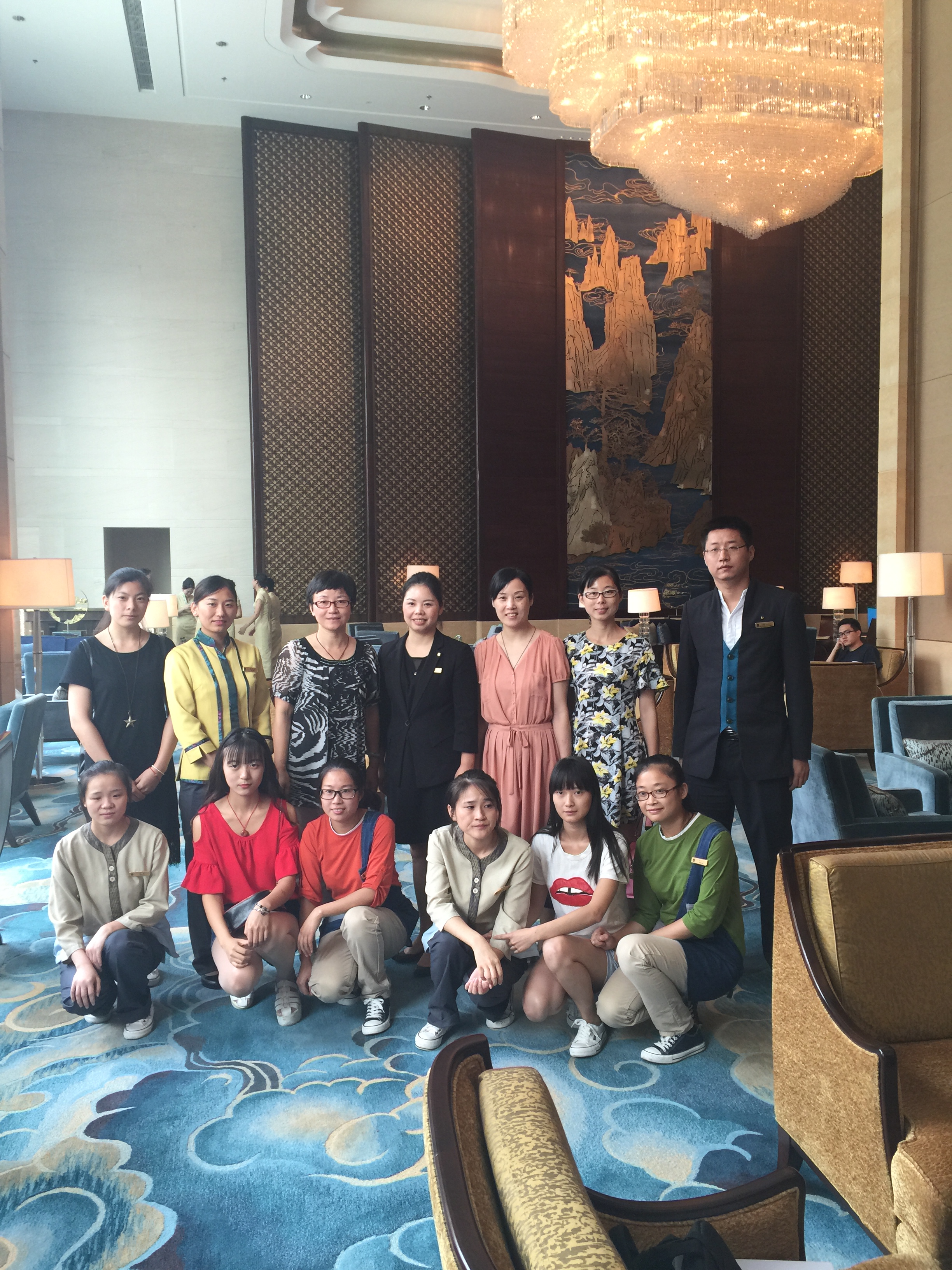 我系利用暑期看望顶岗实习生