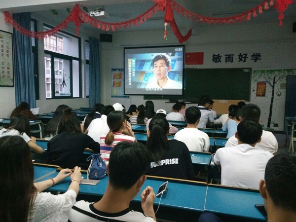 我系组织观看《合成毒品危害》禁毒警示片 我系组织观看《合成毒品危害》禁毒警示片