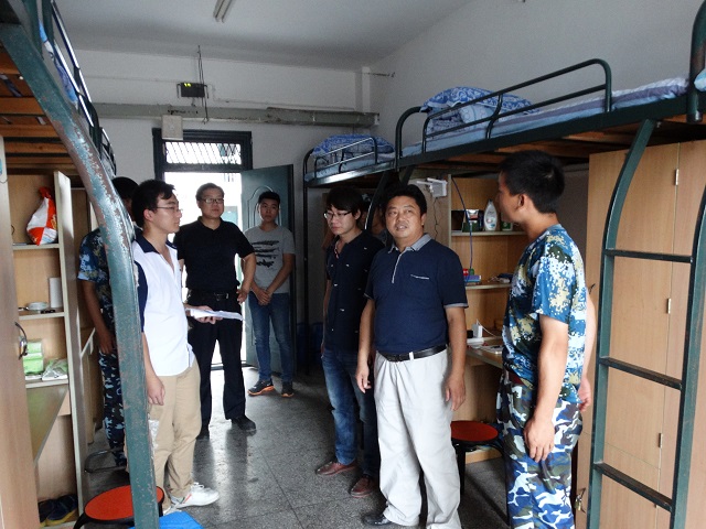 我系开展新生军训内务评比和节前宿舍安全卫生大检查活动