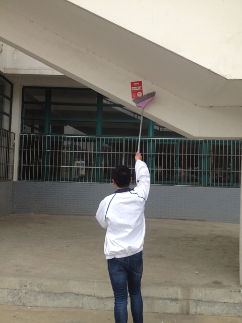 我系开展学雷锋系列活动——之清除校园小广告