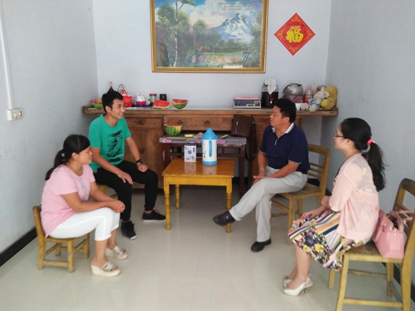 我系暑期走访慰问贫困生 我系暑期走访慰问贫困生