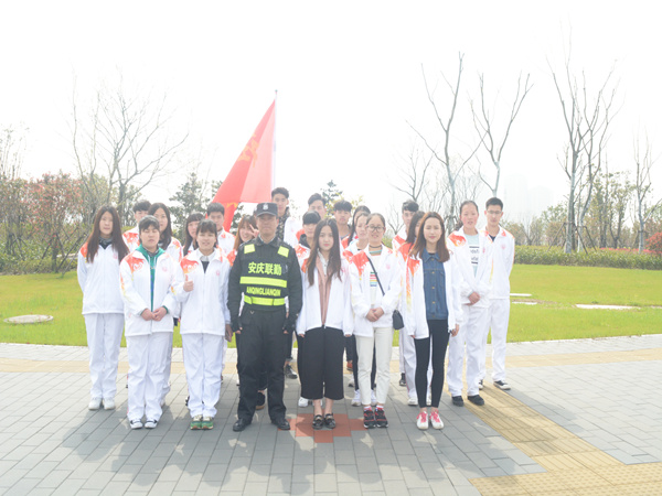 营造文明交通环境，团员先锋岗在行动