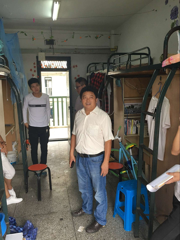 我系进行期末宿舍走访检查